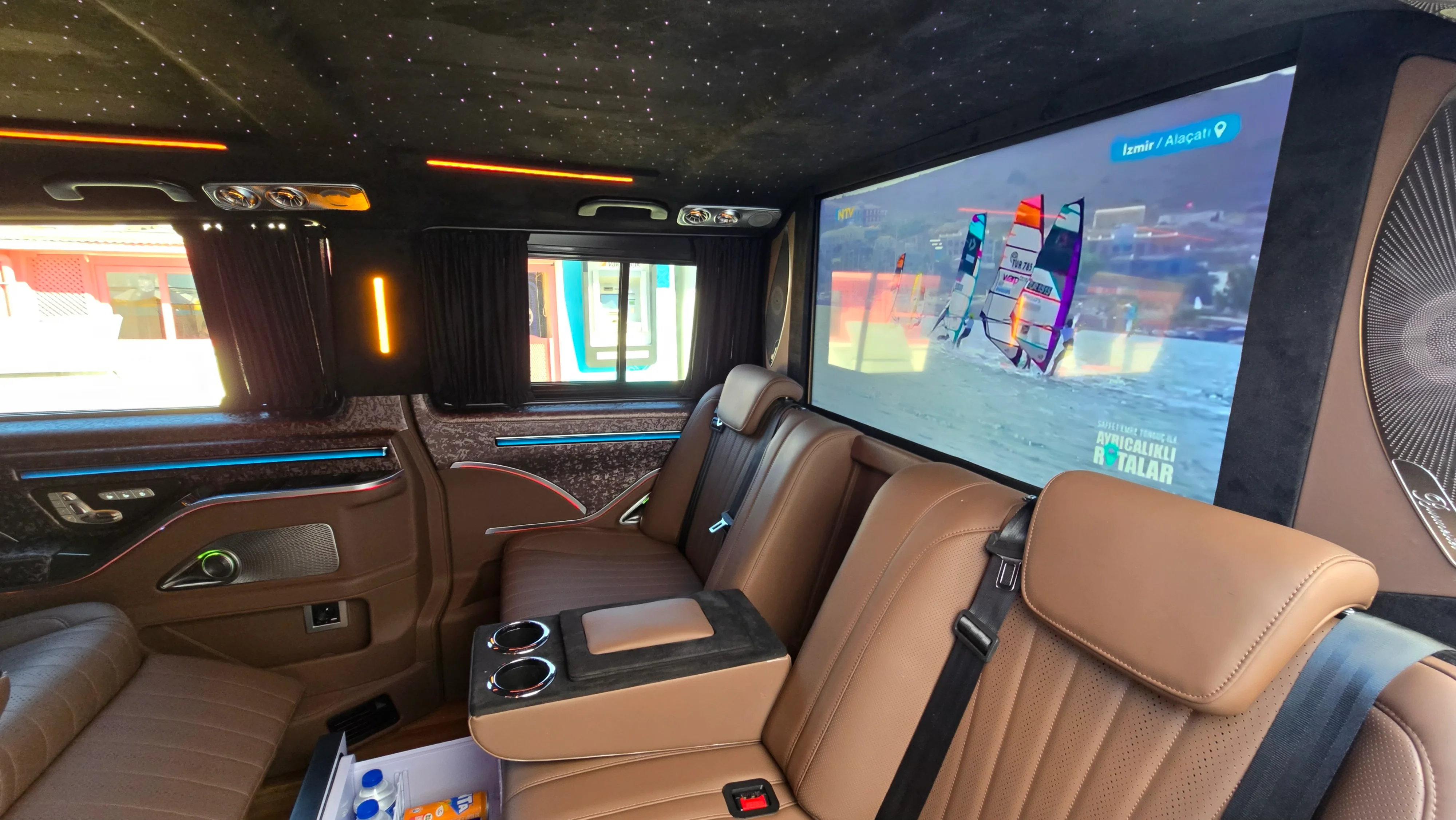 Şehirler arası VIP transfer rehberi için yolda Mercedes-Benz Vito VIP