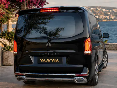 Heckansicht des Mercedes Vito VIP Transferfahrzeugs