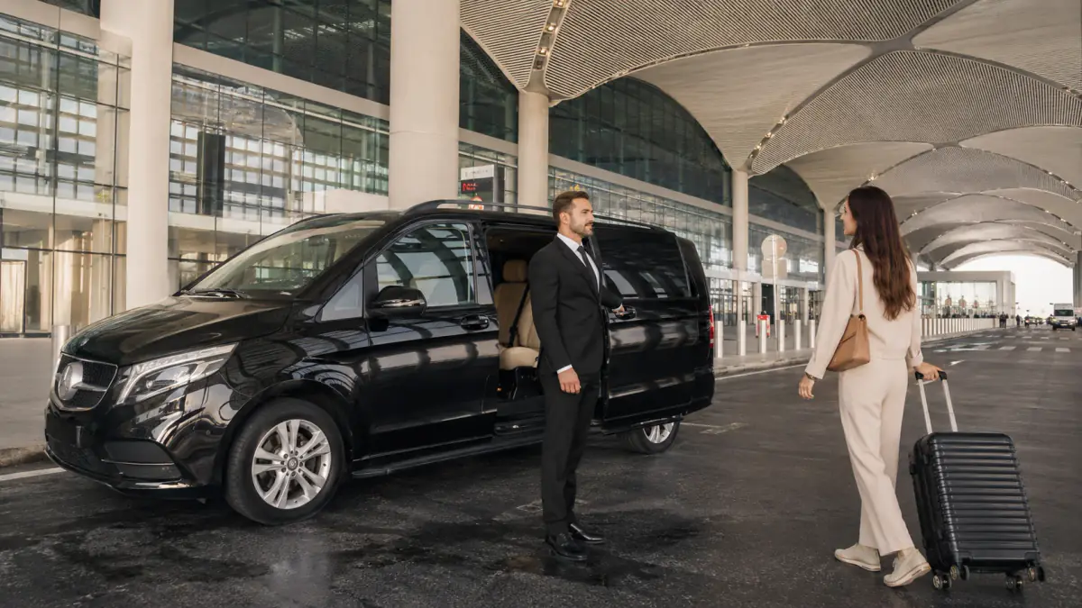 İstanbul havalimanı transferi için misafirleri karşılayan şoför ve bekleyen Mercedes-Benz Vito VIP