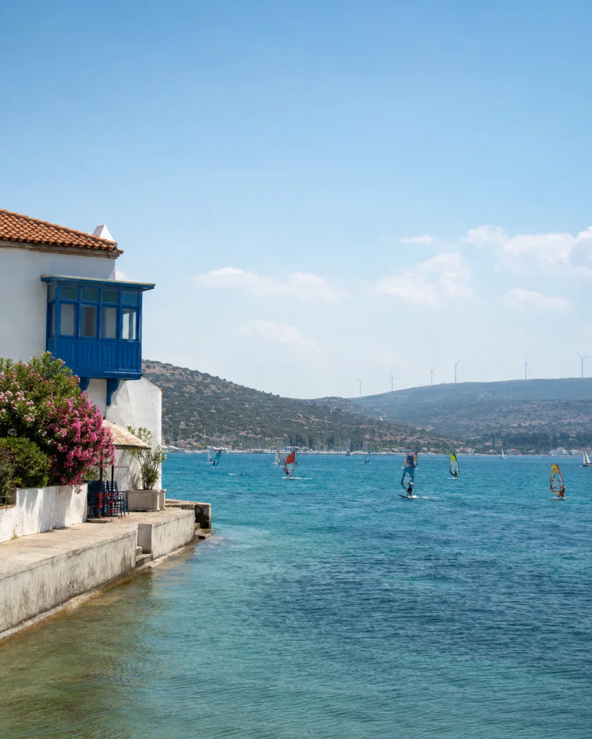 Küste der Bucht von Alaçatı mit Windsurfern auf dem Wasser