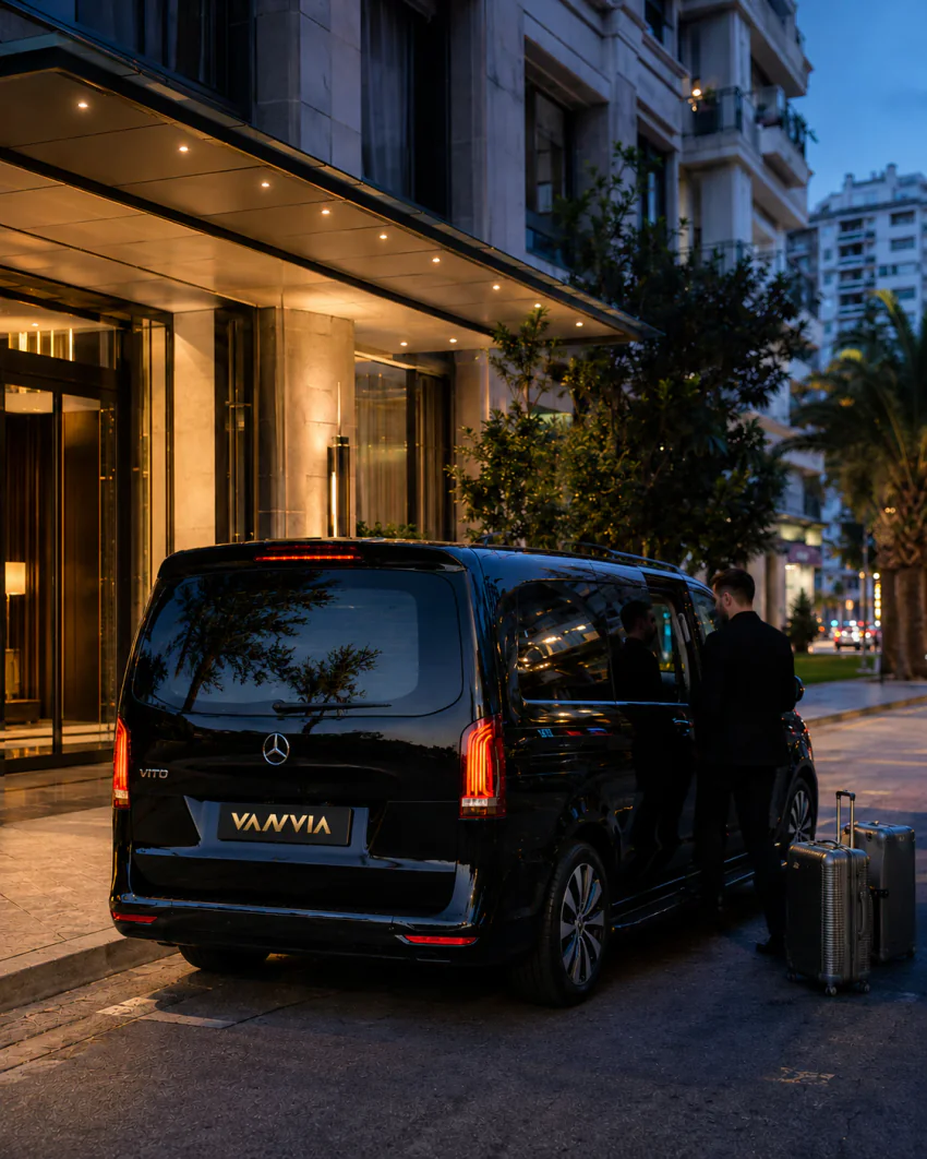 Vanvia-Fahrer beim Gepäckservice am Eingang eines Hotels im Izmirer Stadtteil Alsancak bei Nacht