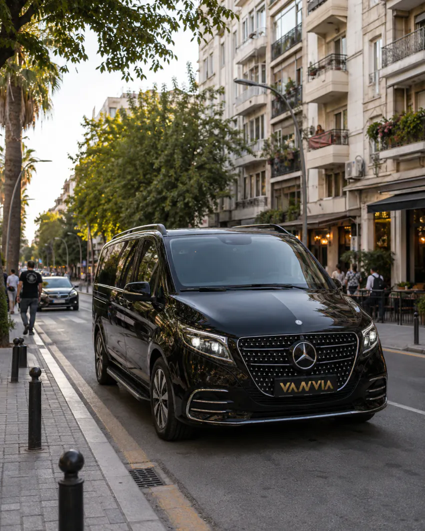 Mercedes-Benz Vito VIP bei der Fahrt durch eine Straße im Stadtzentrum von İzmir