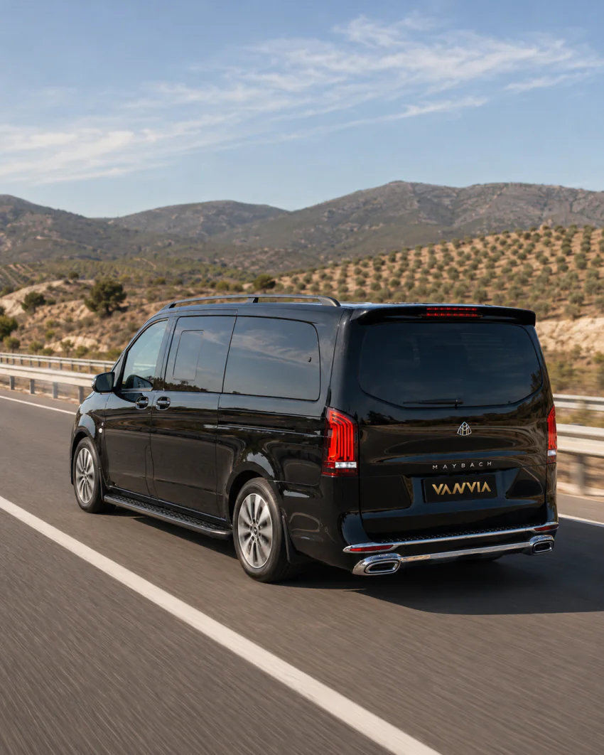 Der Mercedes-Benz Vito VIP auf der Fahrt über die Aydın-Autobahn