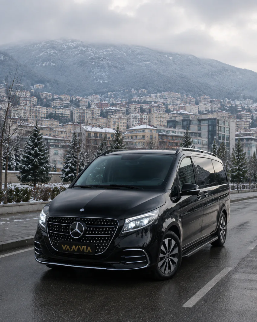Ein Mercedes-Benz Vito VIP auf nasser Fahrbahn Richtung Uludağ im Winter