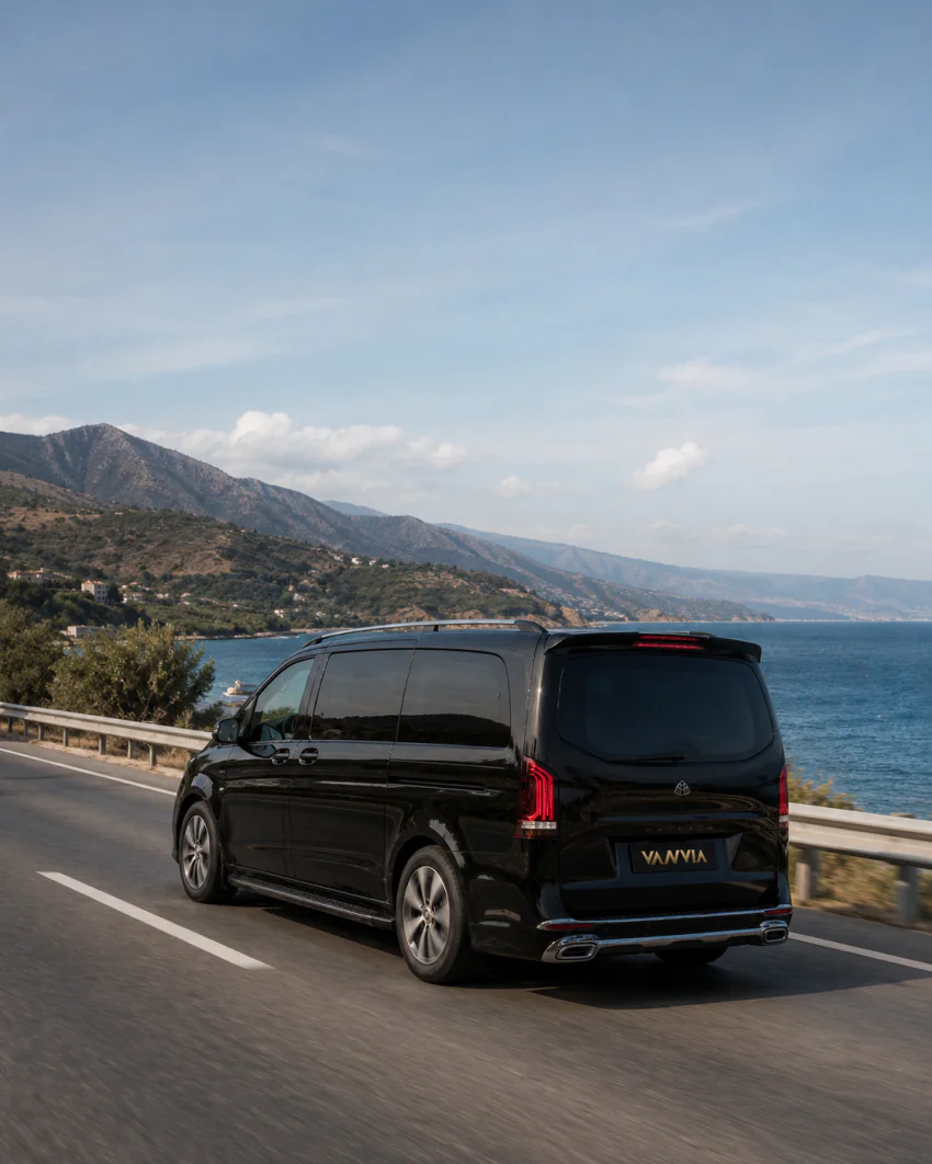Der Mercedes-Benz Vito VIP auf der Küstenstraße der Edremit-Bucht