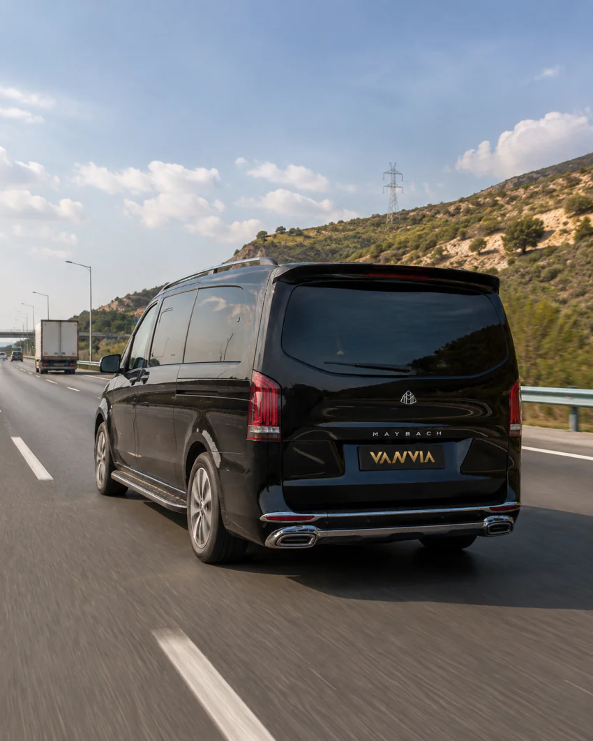 Der Mercedes-Benz Vito VIP auf der Fernstraße Richtung Denizli