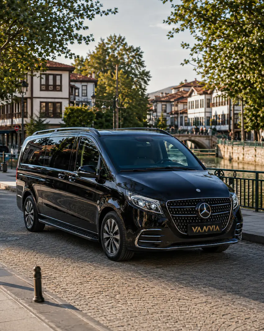 Ein Mercedes-Benz Vito VIP in einer Odunpazarı-Straße am Porsuk-Ufer