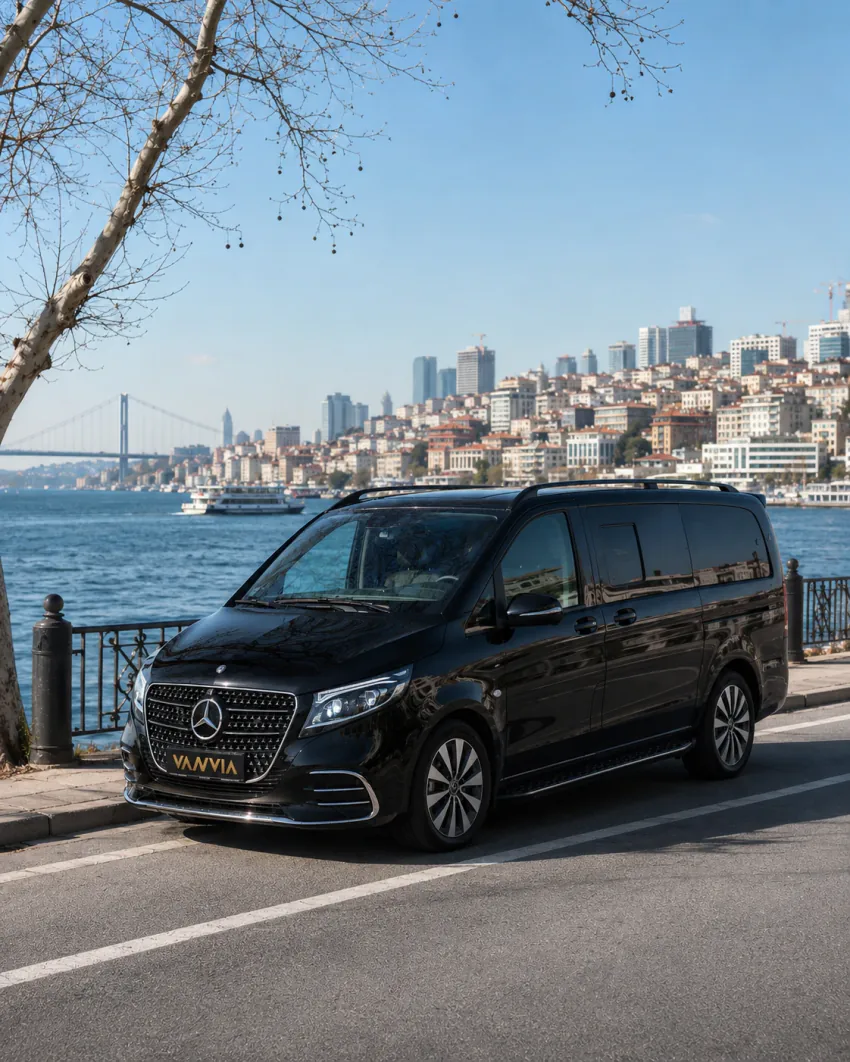 Mercedes-Benz Vito VIP an der Küstenstraße mit Blick auf die Bosporus-Brücke und eine Fähre