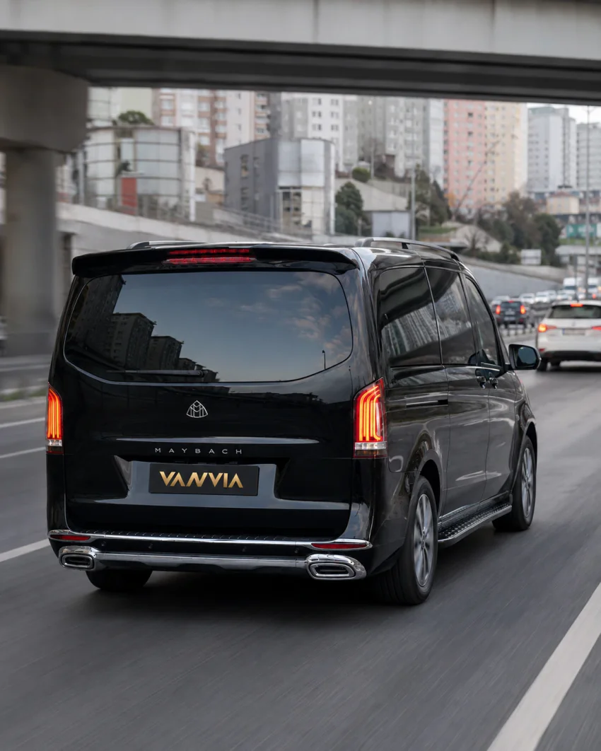Rückansicht des Mercedes-Benz Vito VIP bei der Durchfahrt unter einer städtischen Überführung