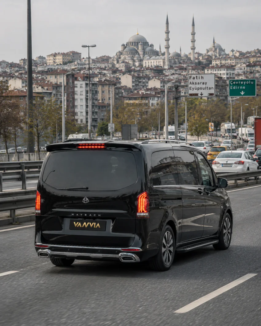 Rückansicht des Mercedes-Benz Vito VIP auf der Autobahn mit sichtbaren Wegweisern nach Fatih und zur Altstadt