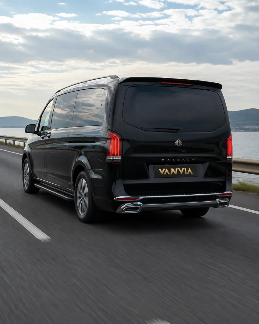 Rückansicht eines schwarzen Vanvia-VIP-Transferfahrzeugs bei der Fahrt auf einer Autobahn entlang der Golfküste