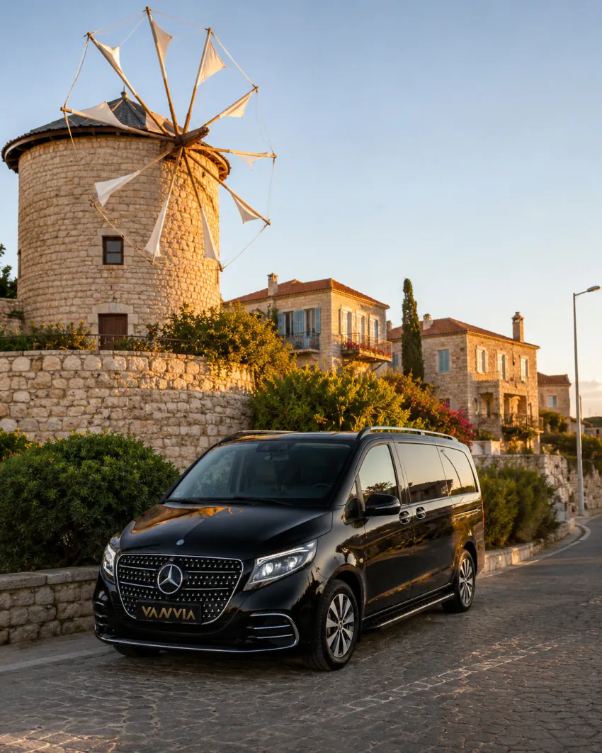 Vanvia VIP-Transferfahrzeug vor einer historischen Windmühle für einen Izmir-Alaçatı-Transfer