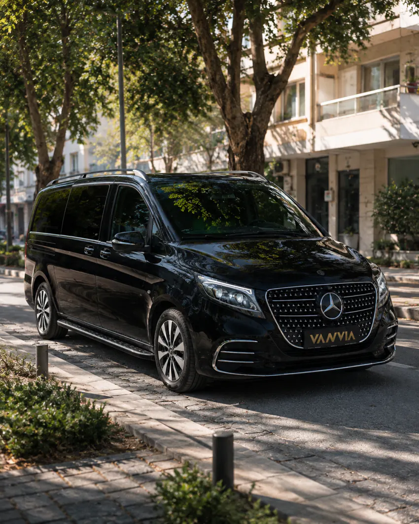 Der Vito VIP auf einer gewöhnlichen Stadtstraße auf dem Weg nach Aydın