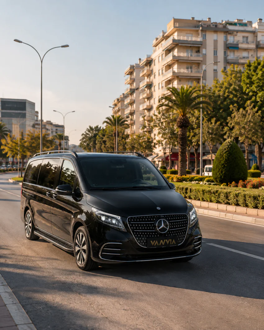 Ein Mercedes-Benz Vito VIP auf einem breiten Stadtboulevard in İzmir, bereit für die Fahrt nach Aydın