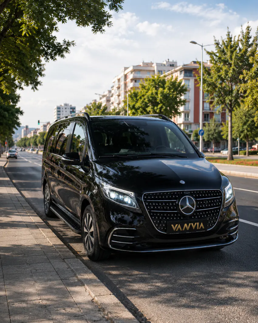 Ein Mercedes-Benz Vito VIP auf einem Boulevard Richtung Stadtzentrum für die Route nach Balıkesir