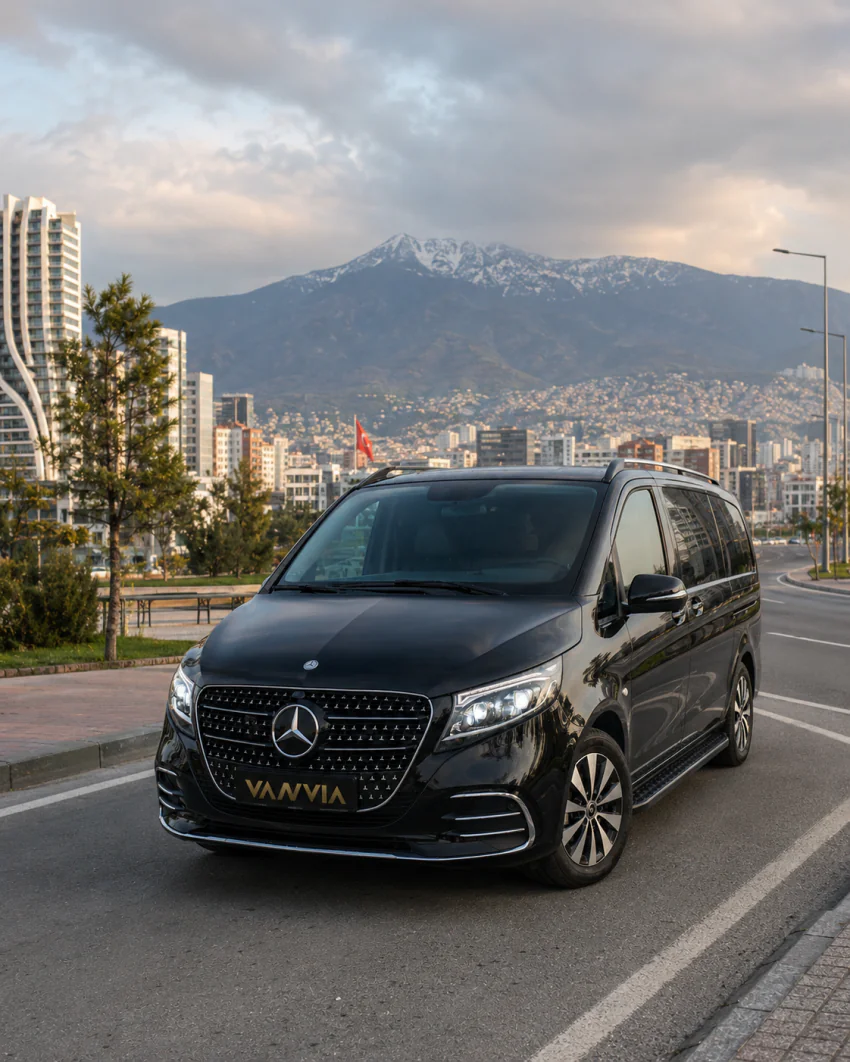 Ein Mercedes-Benz Vito VIP auf einer Stadtstraße mit Bergkulisse bei der Ankunft in Bursa