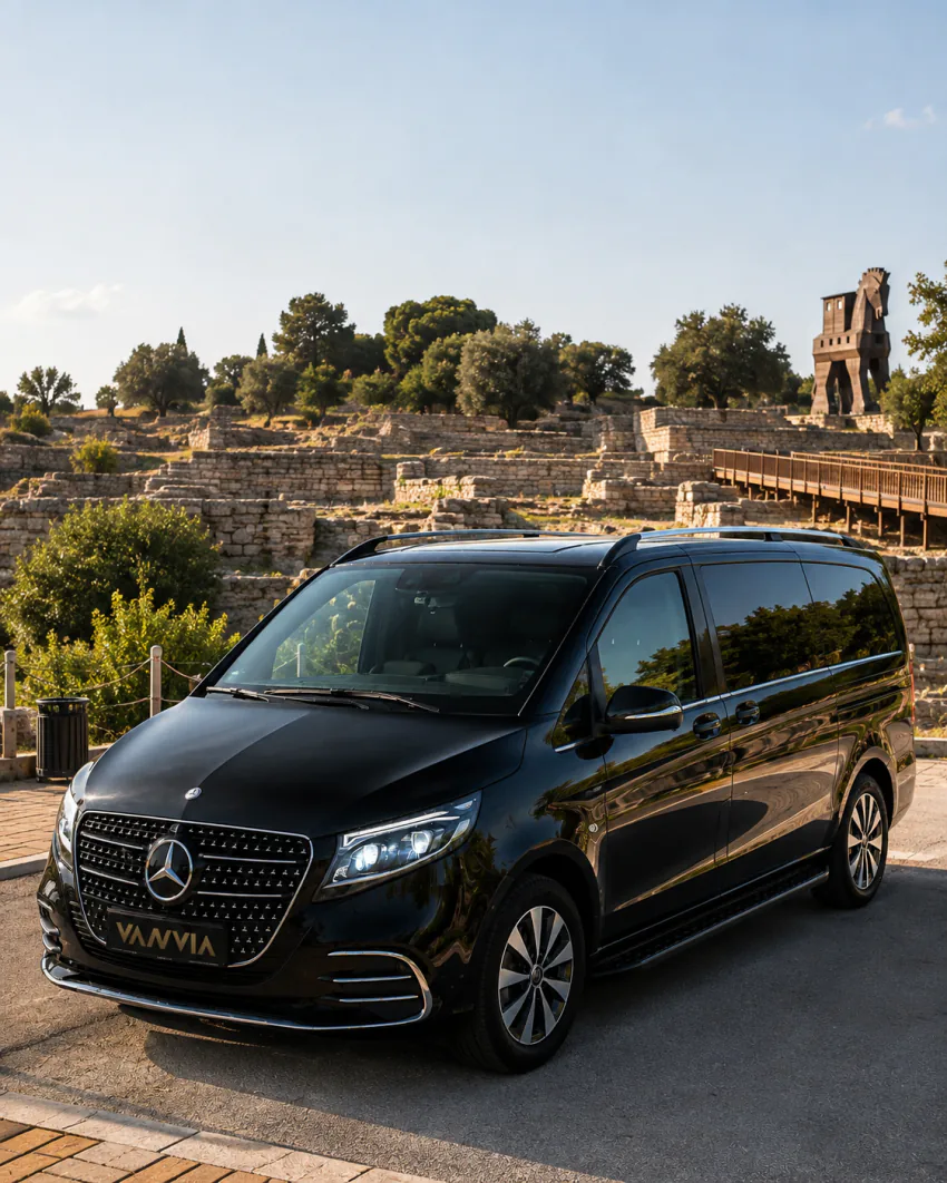 Ein Mercedes-Benz Vito VIP wartet auf dem öffentlichen Parkplatz nahe der archäologischen Stätte Troja