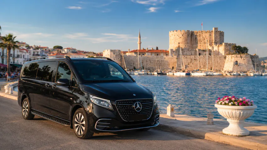 Vanvia VIP-Transferfahrzeug vor der Burg von Çeşme und ihrem Hafen für einen Izmir-Çeşme-Transfer