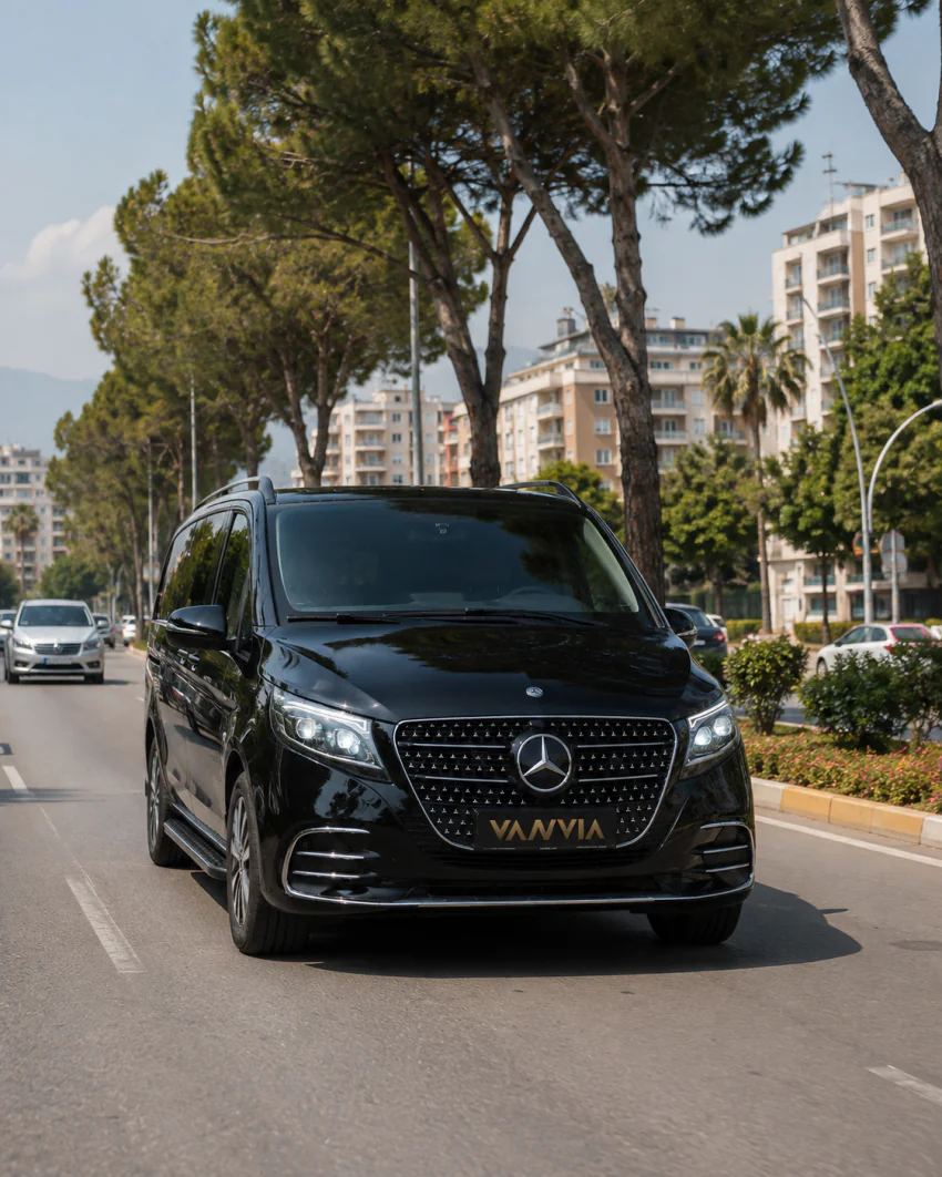 Ein Mercedes-Benz Vito VIP auf einem breiten Stadtboulevard, bereit für die Fahrt nach Denizli