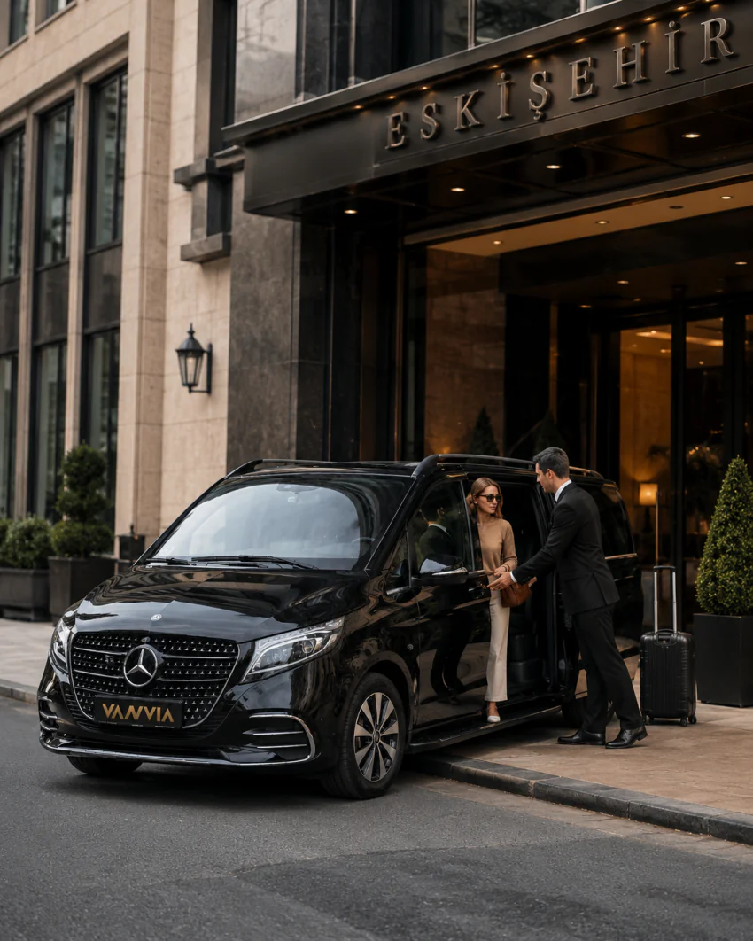 Der Mercedes-Benz Vito VIP wartet am Hoteleingang in Eskişehir