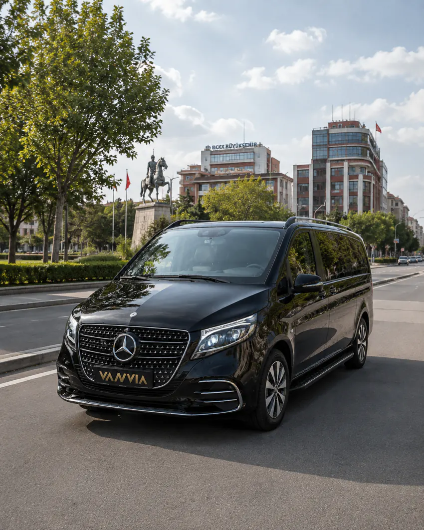 Ein Mercedes-Benz Vito VIP auf einem Stadtplatz, bereit für die Fahrt nach Eskişehir