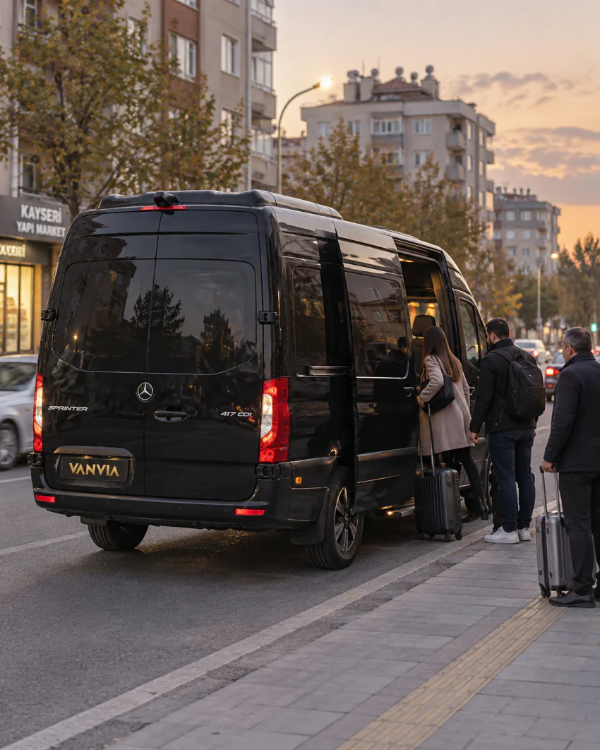 Kayseri'de şehir içi bir kaldırımda akşam saatlerinde bavullarıyla siyah Vanvia VIP transfer aracına binen yolcular