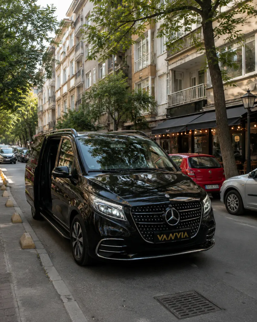 Mercedes-Benz Vito VIP auf einer von Bäumen gesäumten Straße in Kadıköy