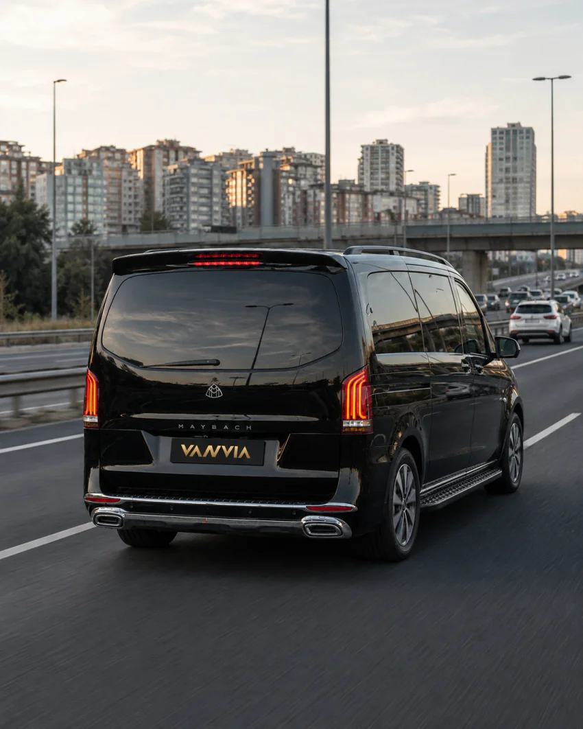 Rückansicht des Mercedes-Benz Vito VIP auf einer Autobahn auf der asiatischen Seite