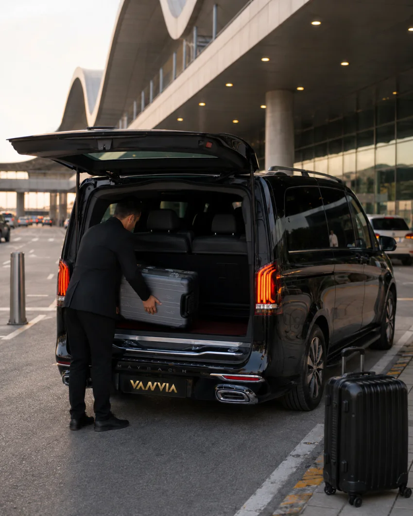 Vanvia-Fahrer beim Verladen des Gepäcks am Ankunftsbereich des Flughafens Sabiha Gökçen