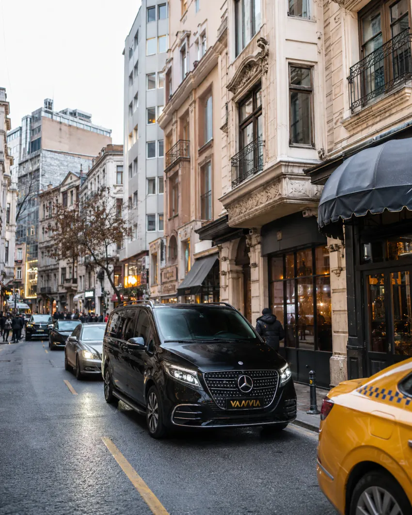 Mercedes-Benz Vito VIP auf einer belebten Straße in Taksim und Beyoğlu